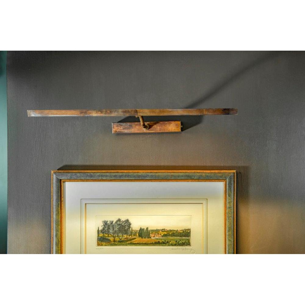 mosadzna nastenna lampa pre osvetlenie obrazov elegantny mestiansky styl domov galeria restauracia muzeum hotel osvetlenie naladove svetla chodba lameridiana zariadenie.jpg